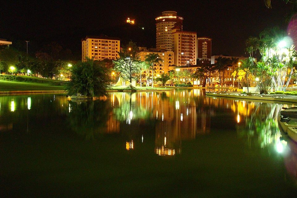 Lago iluminado à noite em Águas de Lindóia