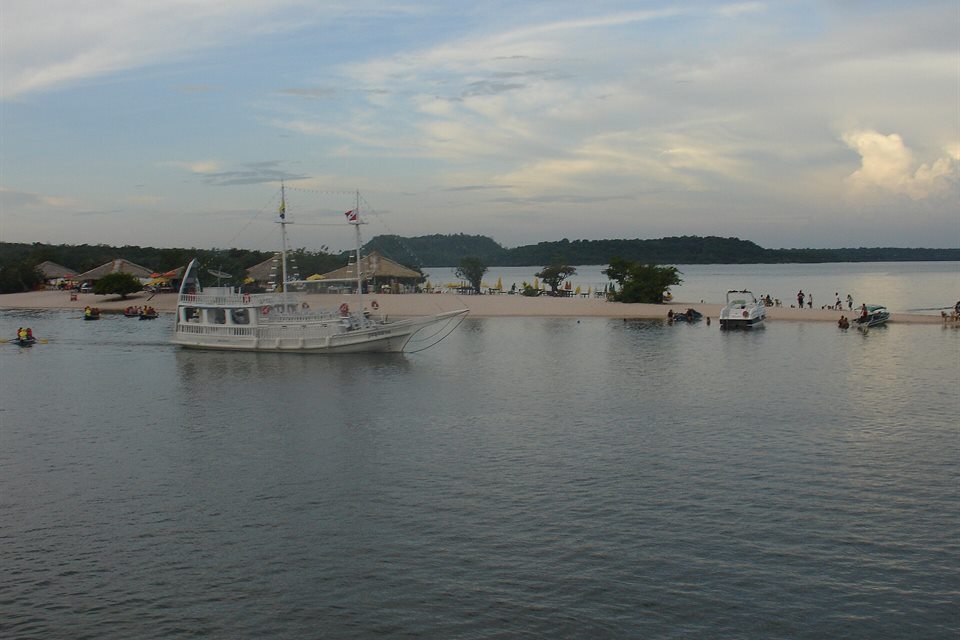 Ilha do Amor e barcos no Rio Tapajós