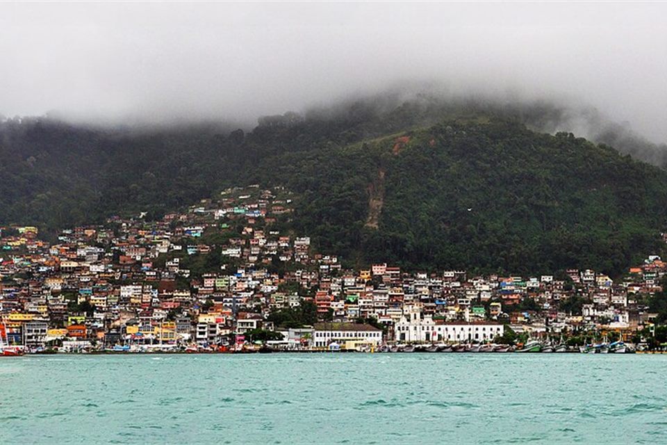 Casario de Angra dos Reis entre o mar e a serra