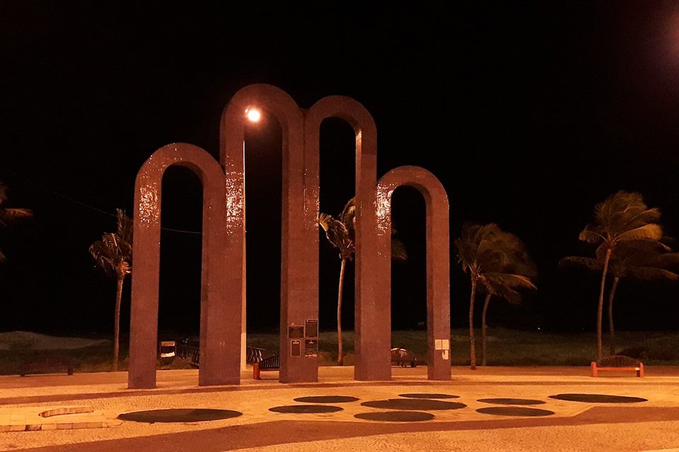Arcos da Orla de Atalaia iluminados à noite