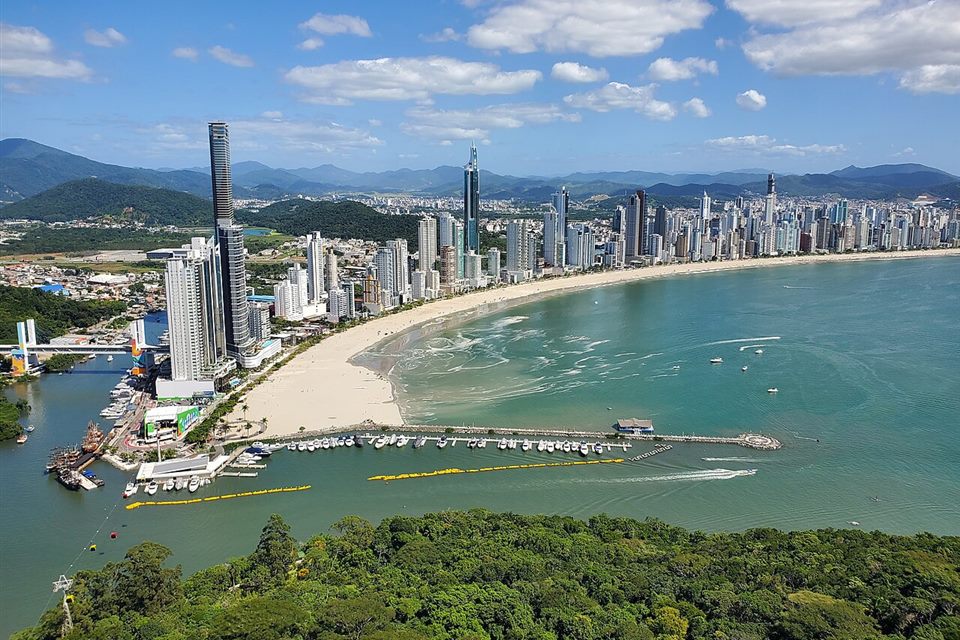 Prédios e praia de Balneário Camboriú vistos do alto