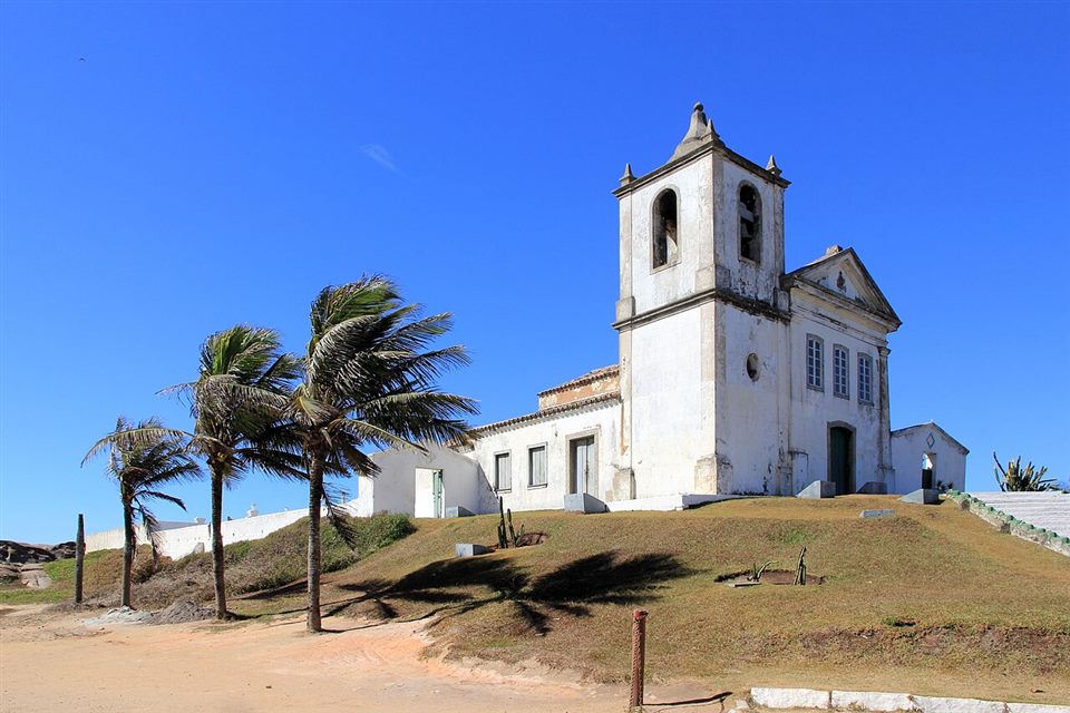 Capela de São João Batista entre coqueiros