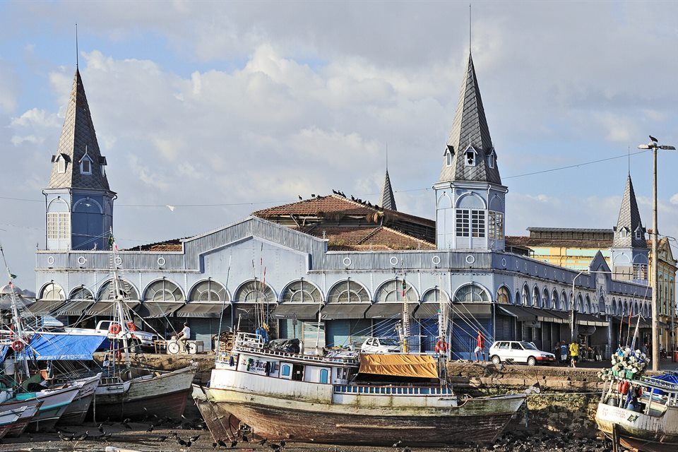 Mercado do Ver-o-Peso e barcos na baía