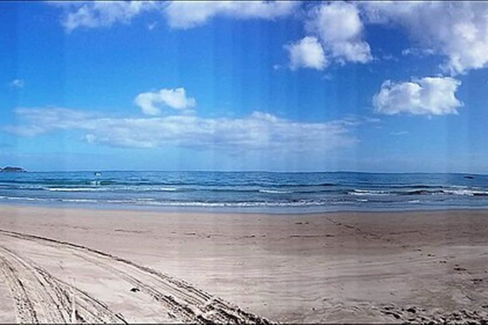 Praia de areia clara em Bombinhas