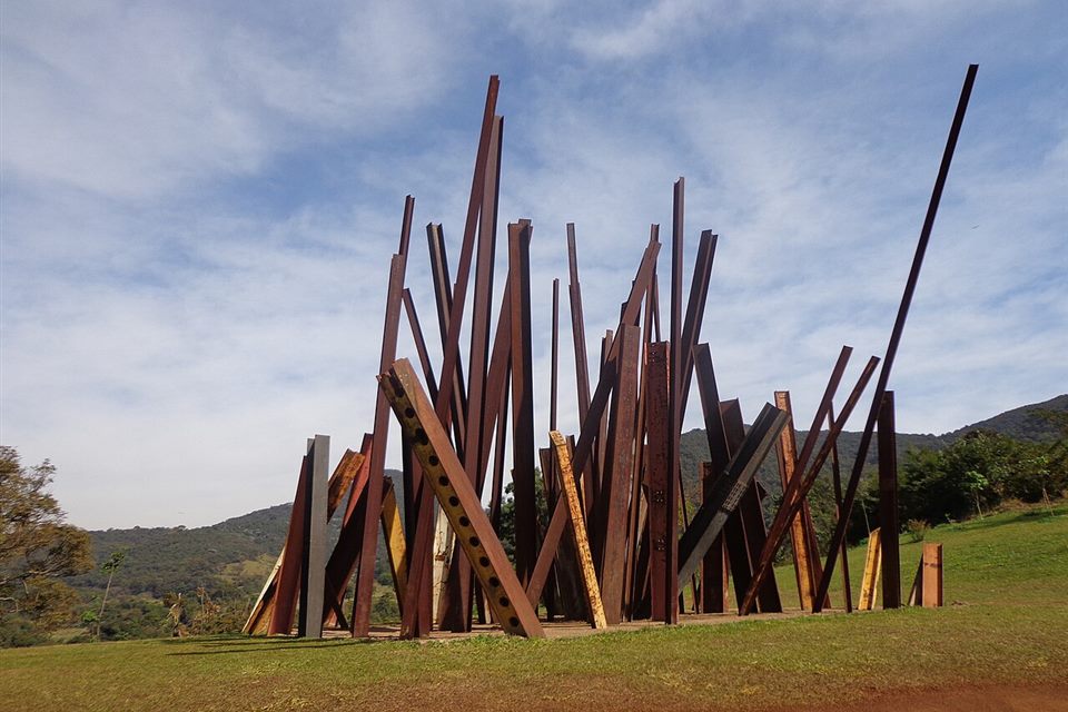 Escultura entre os jardins do Inhotim