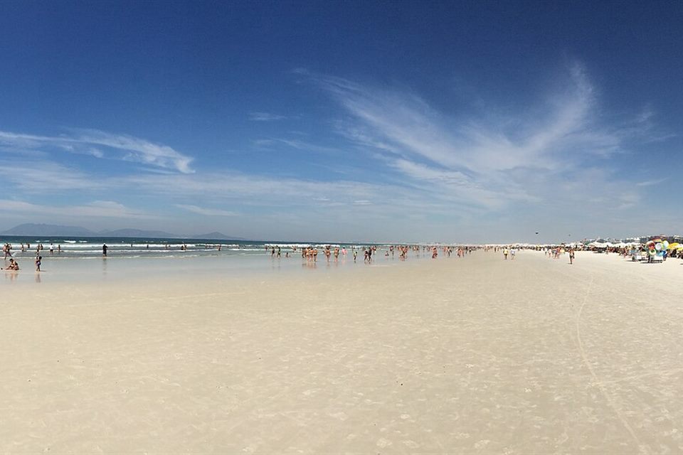 Areia branca e mar azul na Praia do Forte