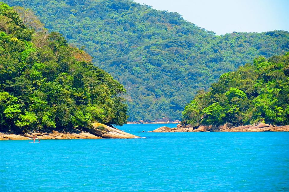 Mar azul e morros de mata atlântica