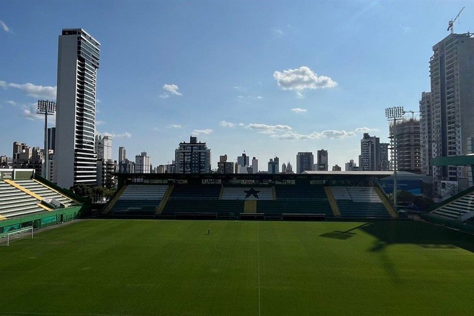 Arena Condá com os prédios de Chapecó ao fundo