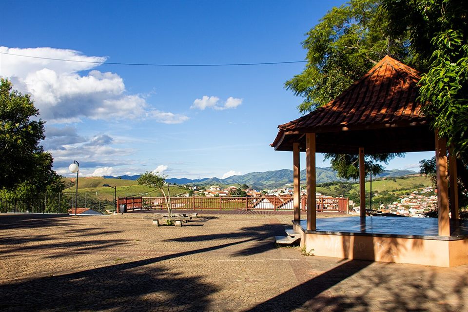 Mirante com vista dos morros de Cunha