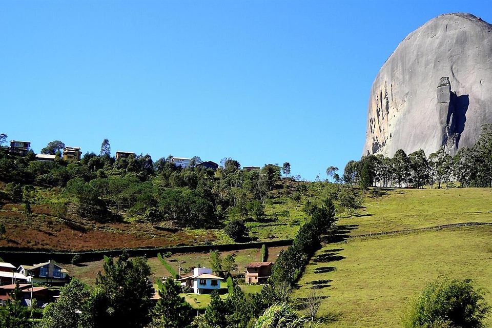 A Pedra Azul sobre os sítios da serra