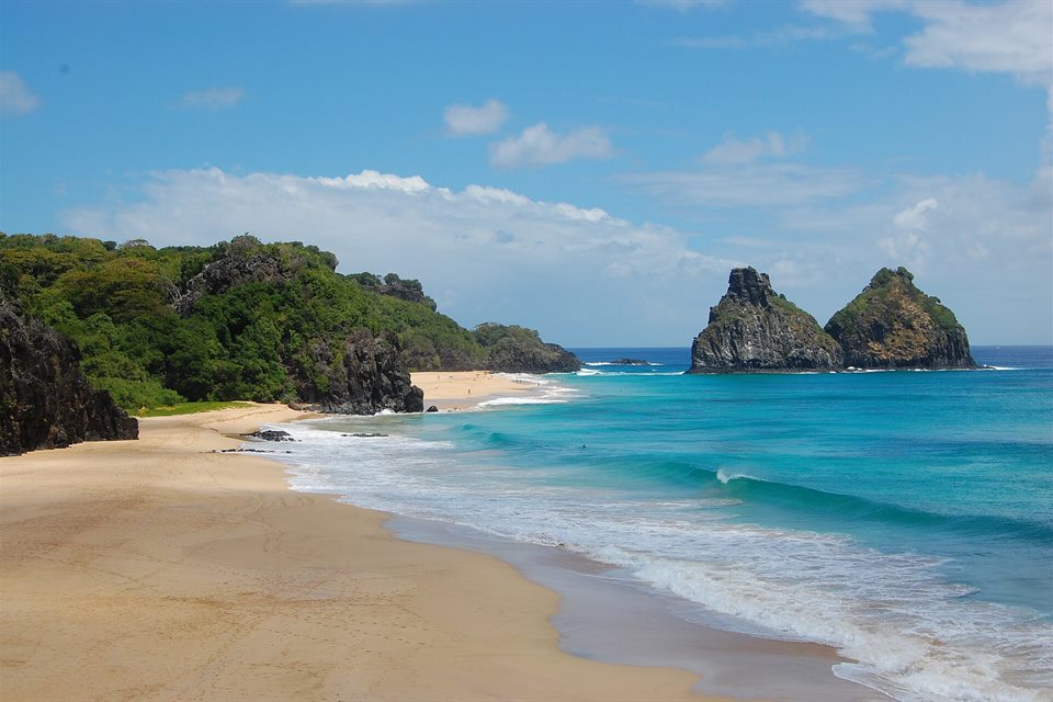 Morro Dois Irmãos visto da praia, em Fernando de Noronha