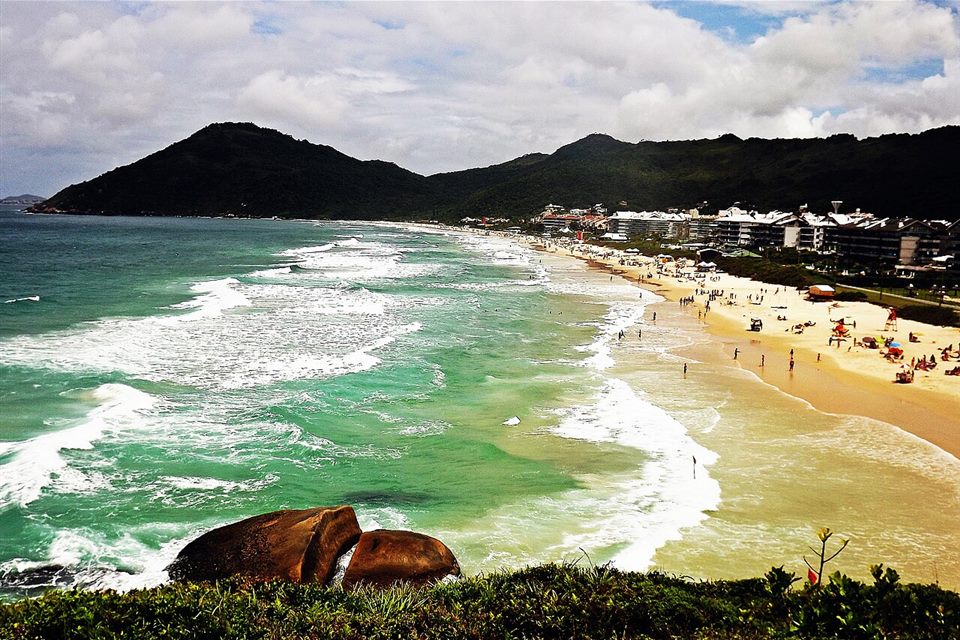 Praia Brava, com mar verde e morros