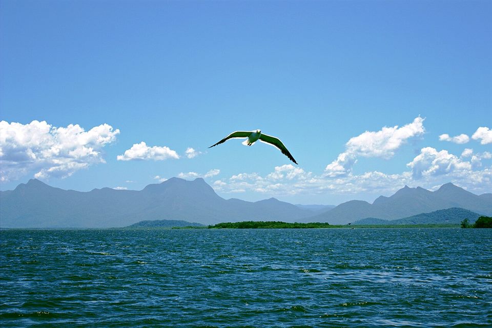 Baía de Guaratuba com a serra ao fundo