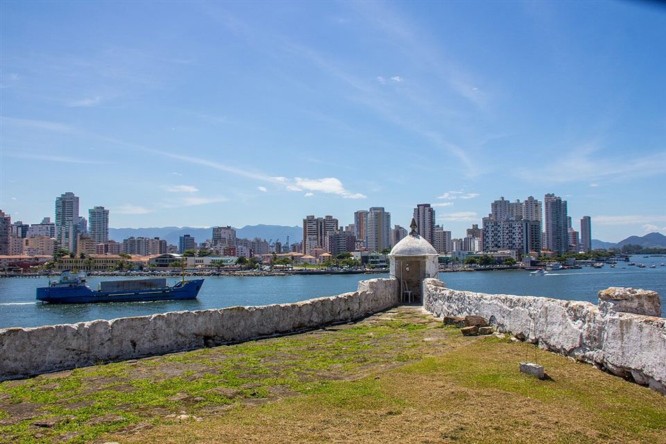 Fortaleza e prédios à beira-mar no Guarujá