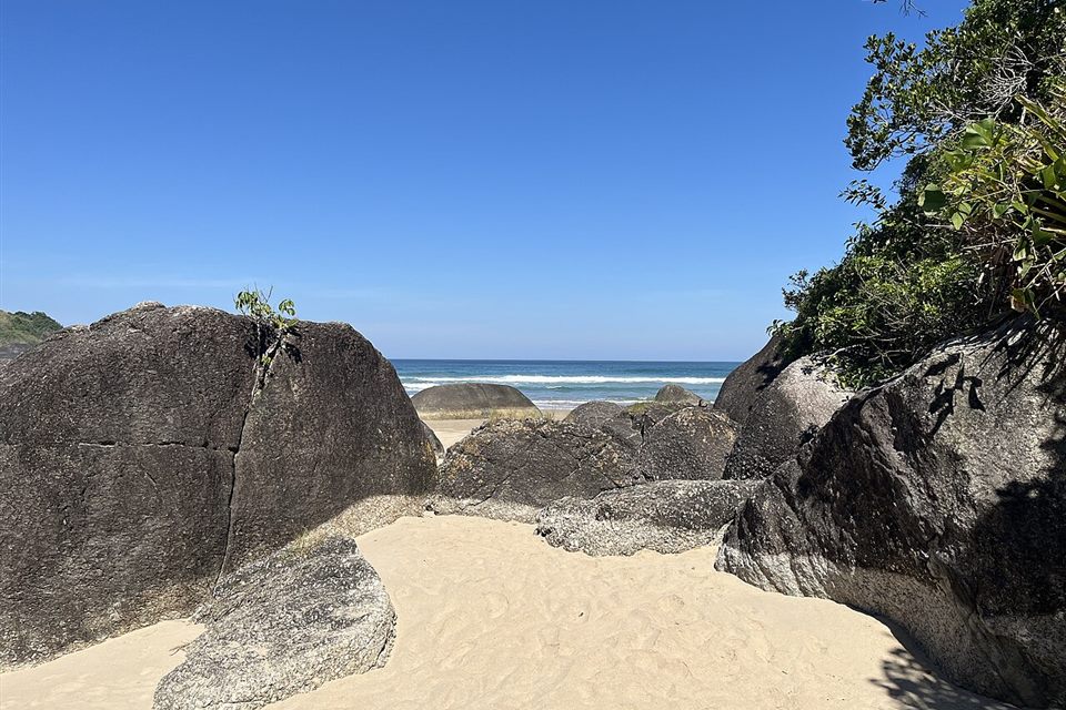 Praia entre pedras no Parque Estadual de Ilhabela