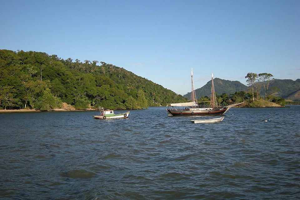 Barcos e ilhas na baía de Itacuruçá