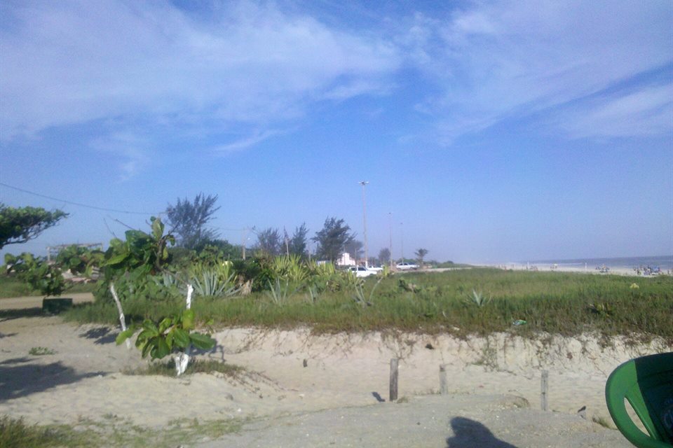 Orla da Praia de Jaconé com restinga