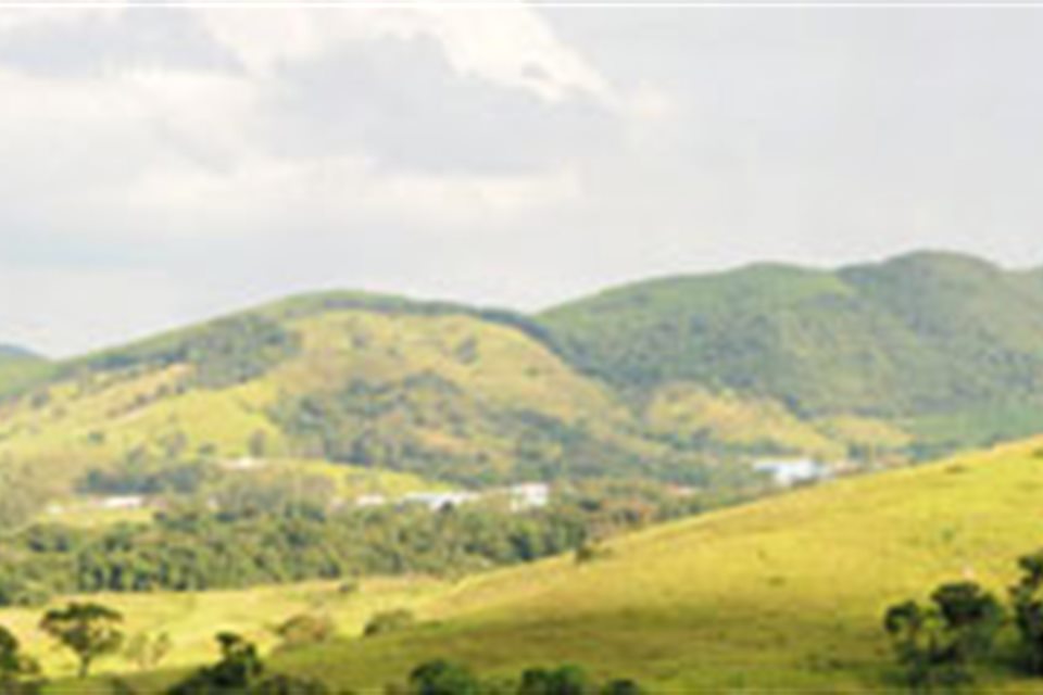 Montanhas verdes na estrada rural de Jacutinga