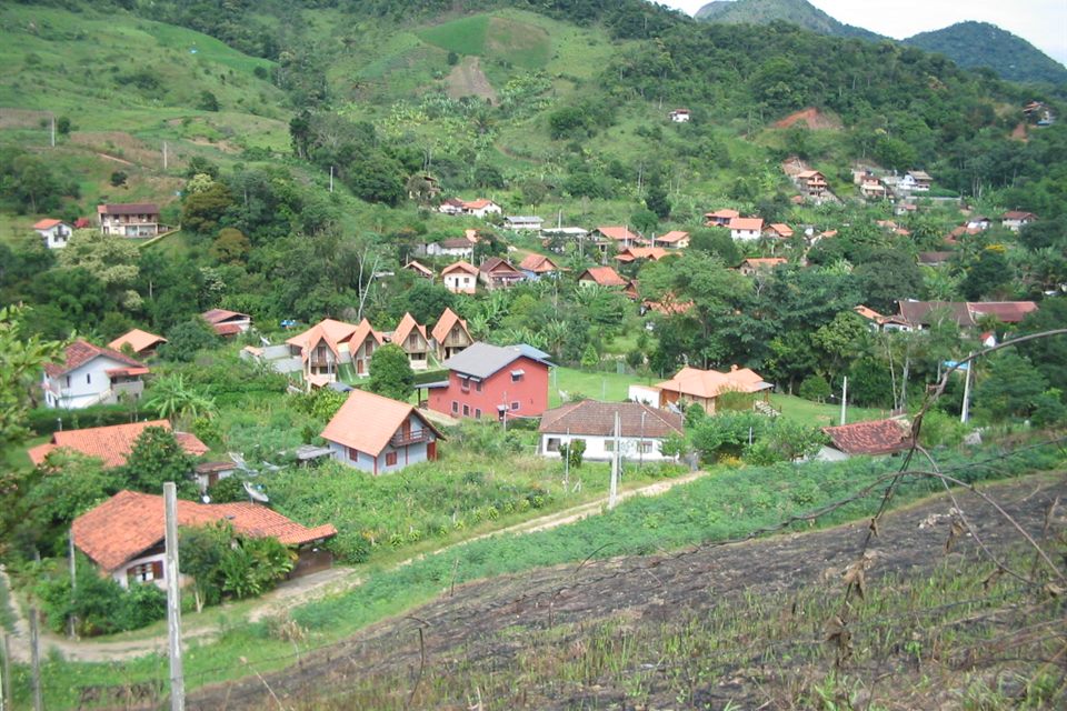 Casas entre as montanhas de Lumiar