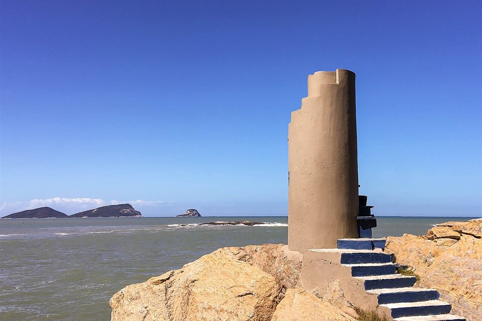 Antigo farol de Macaé com o Arquipélago de Sant'Ana ao fundo