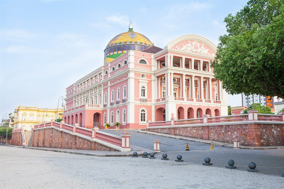Teatro Amazonas com sua cúpula colorida
