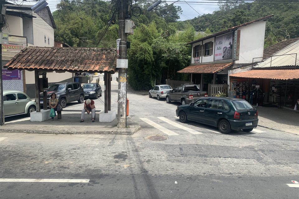 Rua central de Mury, entre as montanhas
