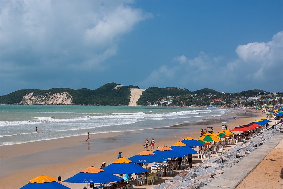 Praia de Ponta Negra com o Morro do Careca ao fundo