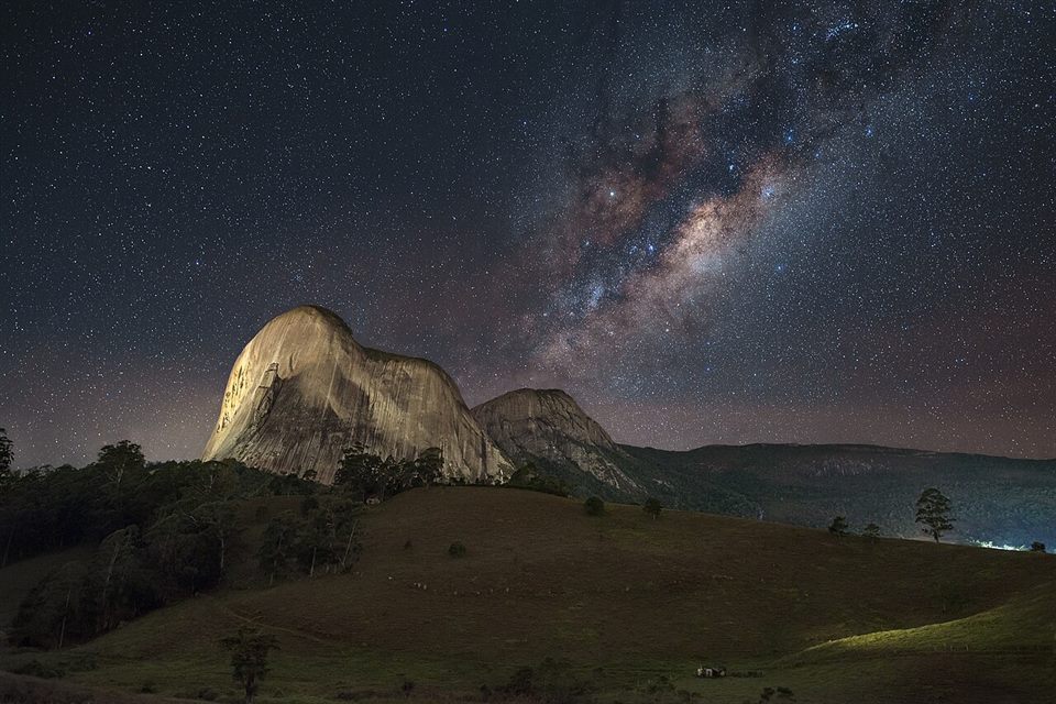 A Pedra Azul sob a Via Láctea