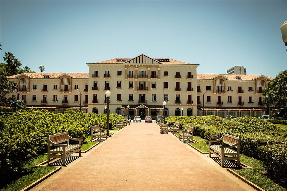 Palace Hotel e jardins no centro de Poços de Caldas