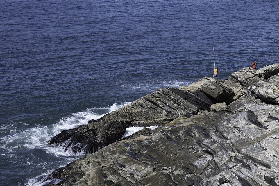 Pescadores nas pedras de Ponta Negra