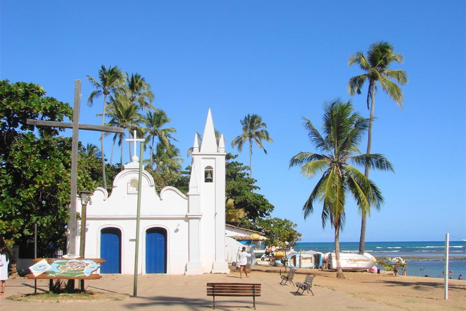 Igrejinha e coqueiros na Praia do Forte