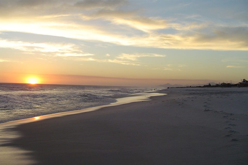 Pôr do sol na areia da Praia Seca