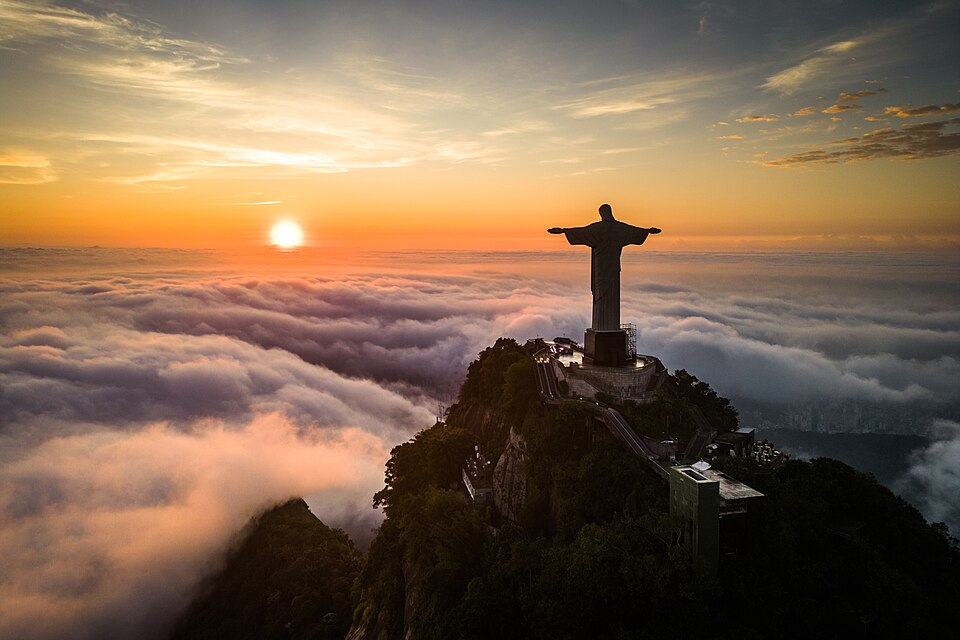 Cristo Redentor sobre as nuvens