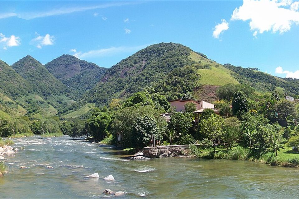 Rio do Sana entre morros e mata
