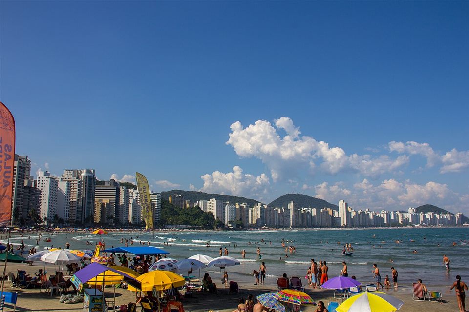 Praia de Santos em dia de sol