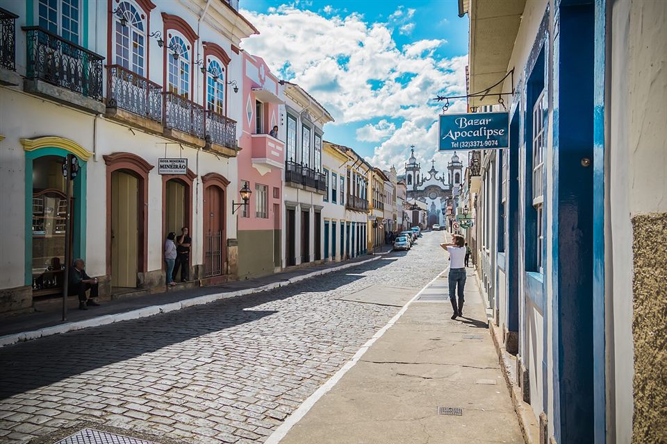 Rua de casarões coloridos em São João del-Rei