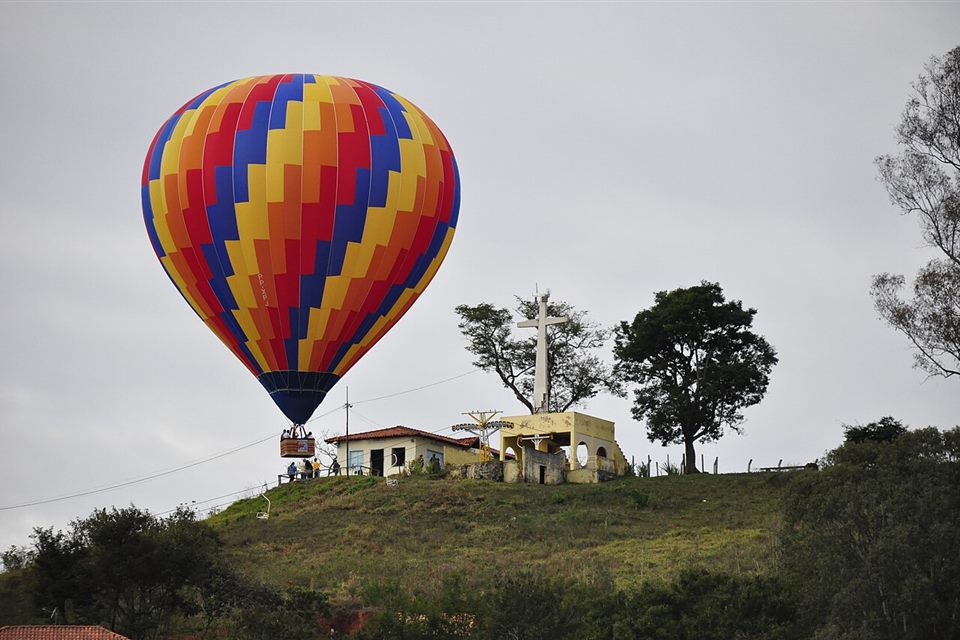 Balão sobre os morros de São Lourenço