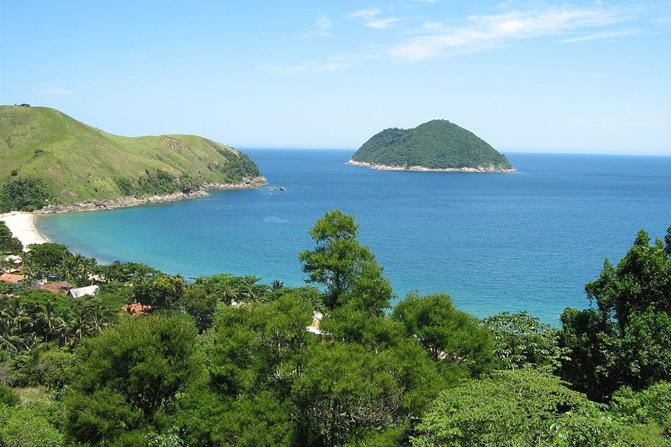 Mar azul e ilha no litoral de São Sebastião