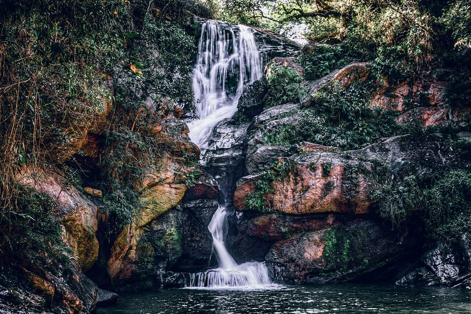 Cachoeira entre as pedras de São Thomé das Letras