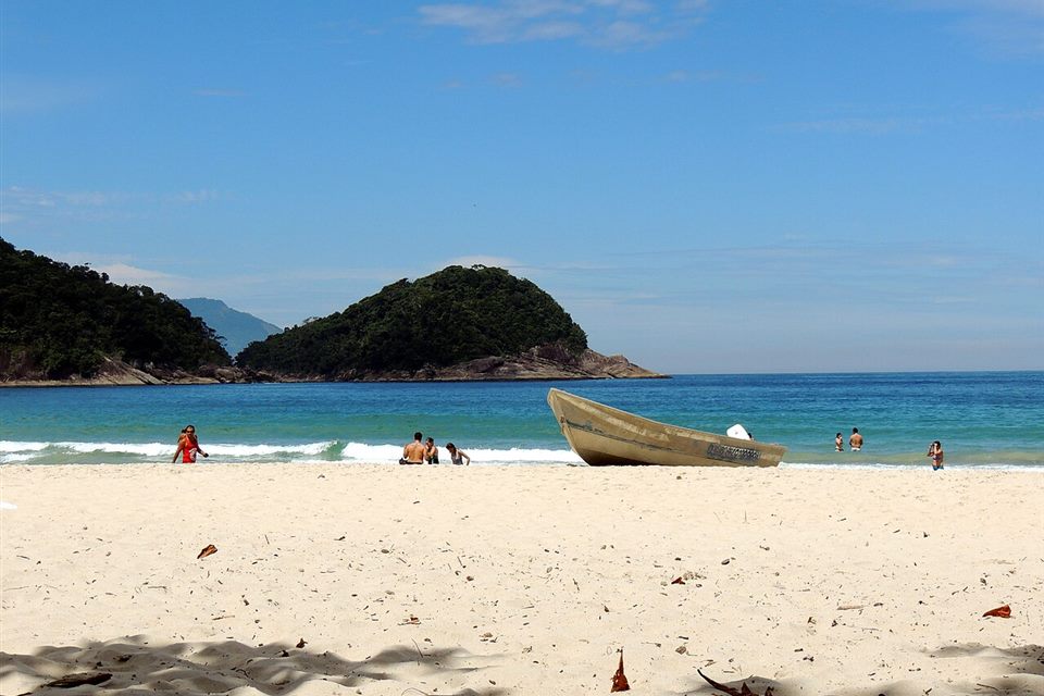 Barco na areia da Praia do Caixa d'Aço, em Trindade