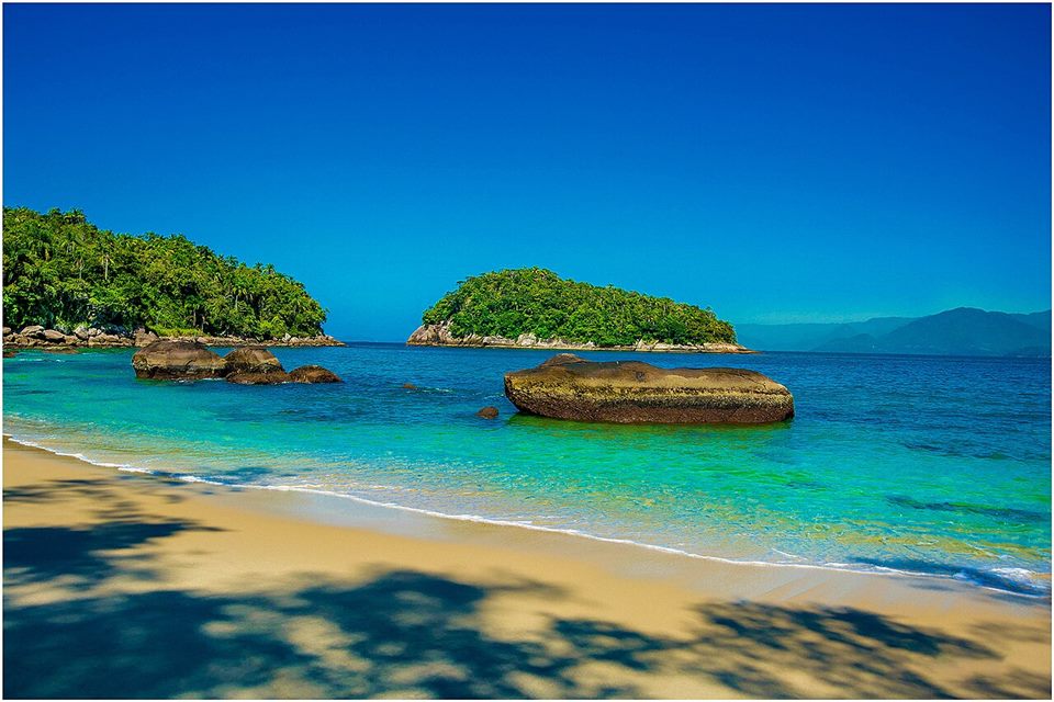 Praia de águas claras e ilhas em Ubatuba