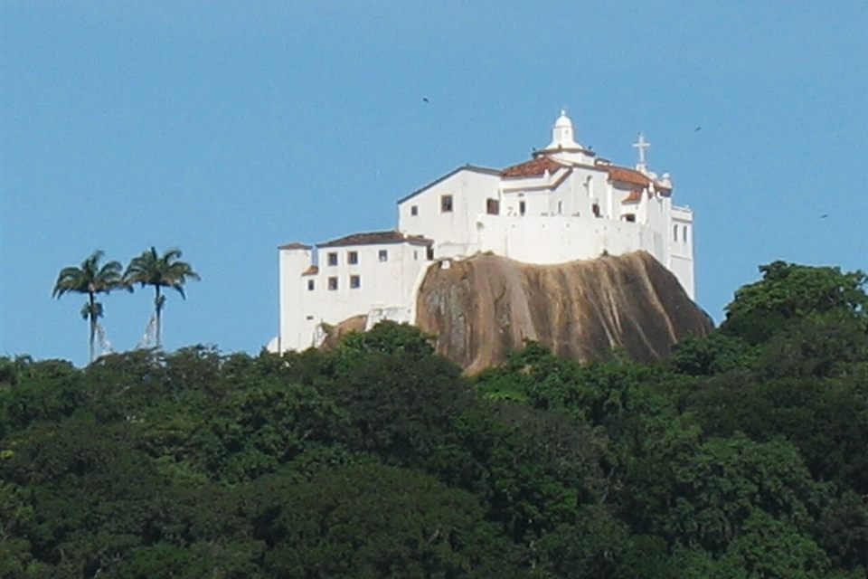 Convento da Penha no alto do morro